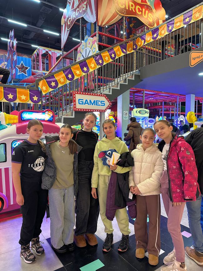 aaaMale Tehničarke u KG prvi nastup 7